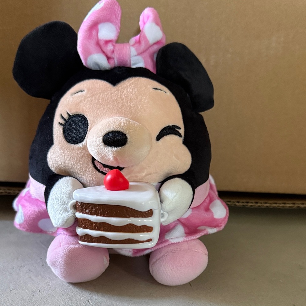 Zuru Disney Snackles mini mouse with cake 5”